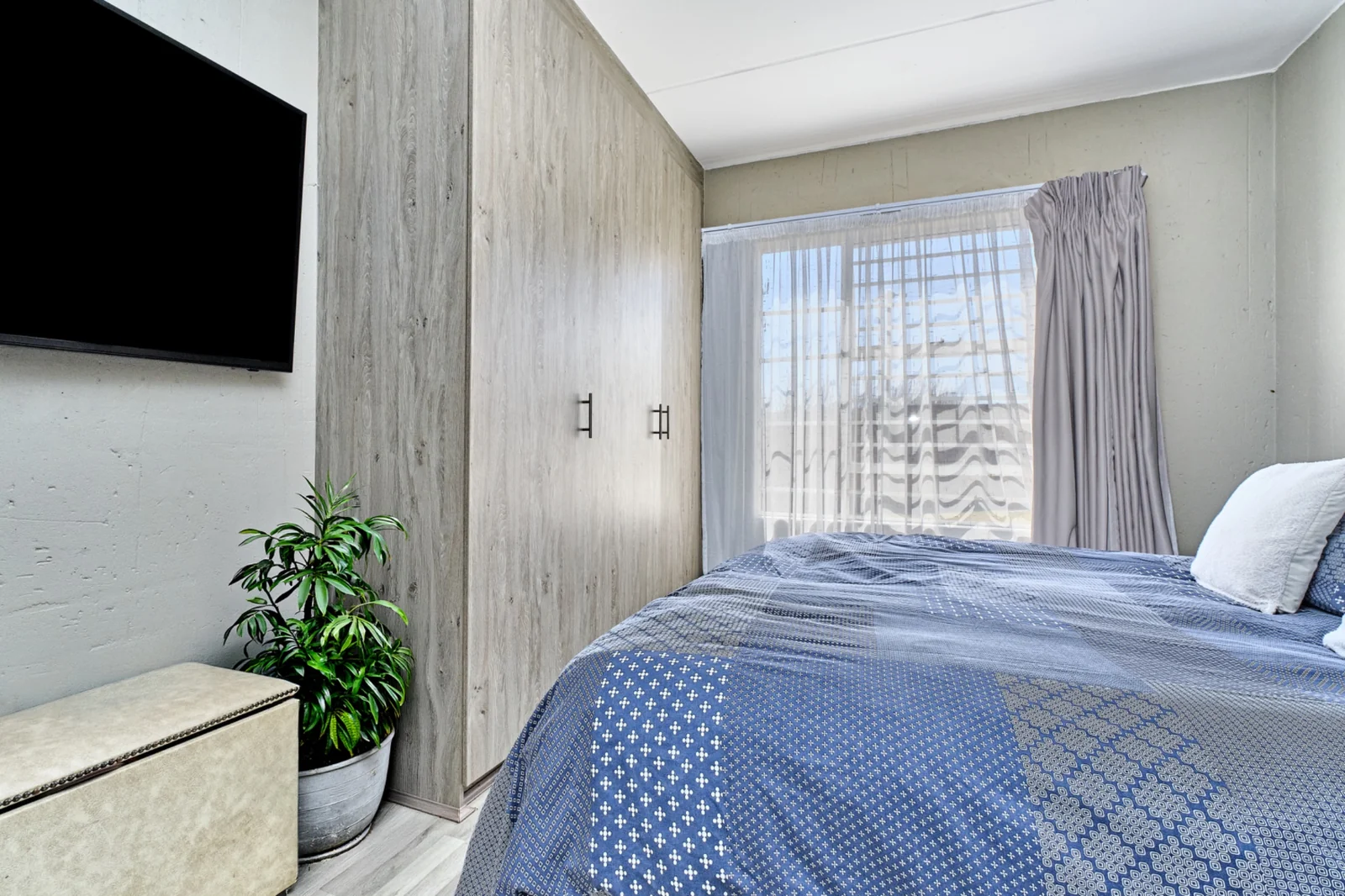 2 bedroom, 2 bathroom ground floor apartment for sale in Wilgeheuwel