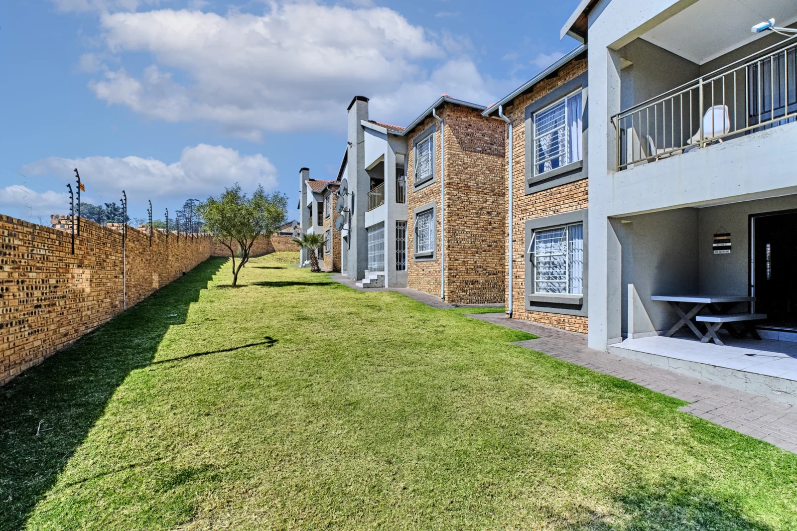 2 bedroom, 2 bathroom ground floor apartment for sale in Wilgeheuwel