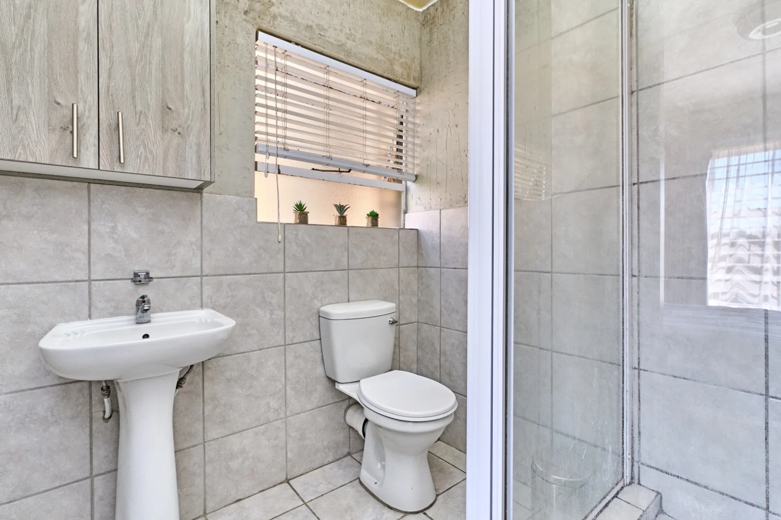 2 bedroom, 2 bathroom ground floor apartment for sale in Wilgeheuwel