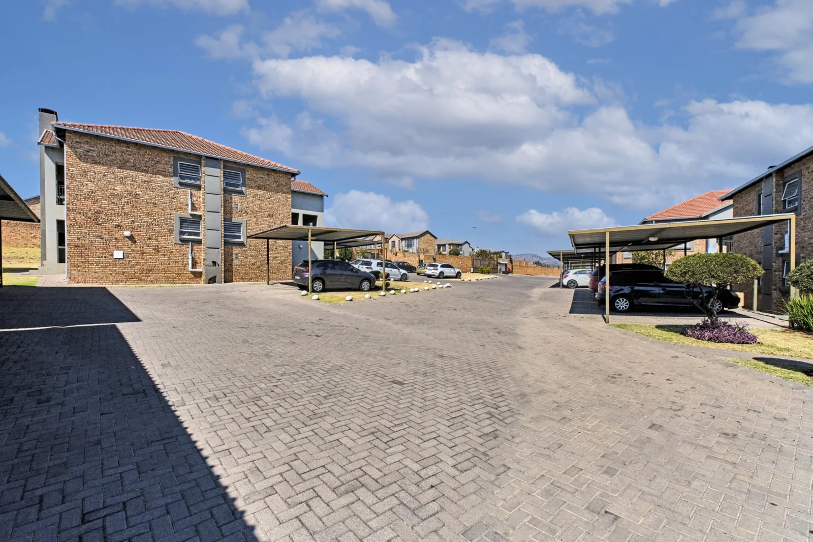 2 bedroom, 2 bathroom ground floor apartment for sale in Wilgeheuwel