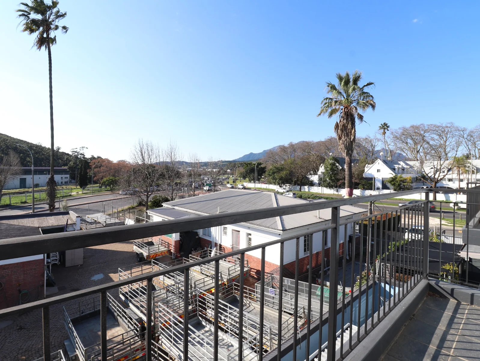 Walk to Everything: Spacious 2-Bed Apartment Off Dorp Street
