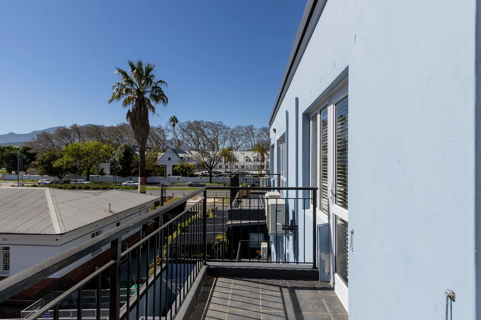 Walk to Everything: Spacious 2-Bed Apartment Off Dorp Street