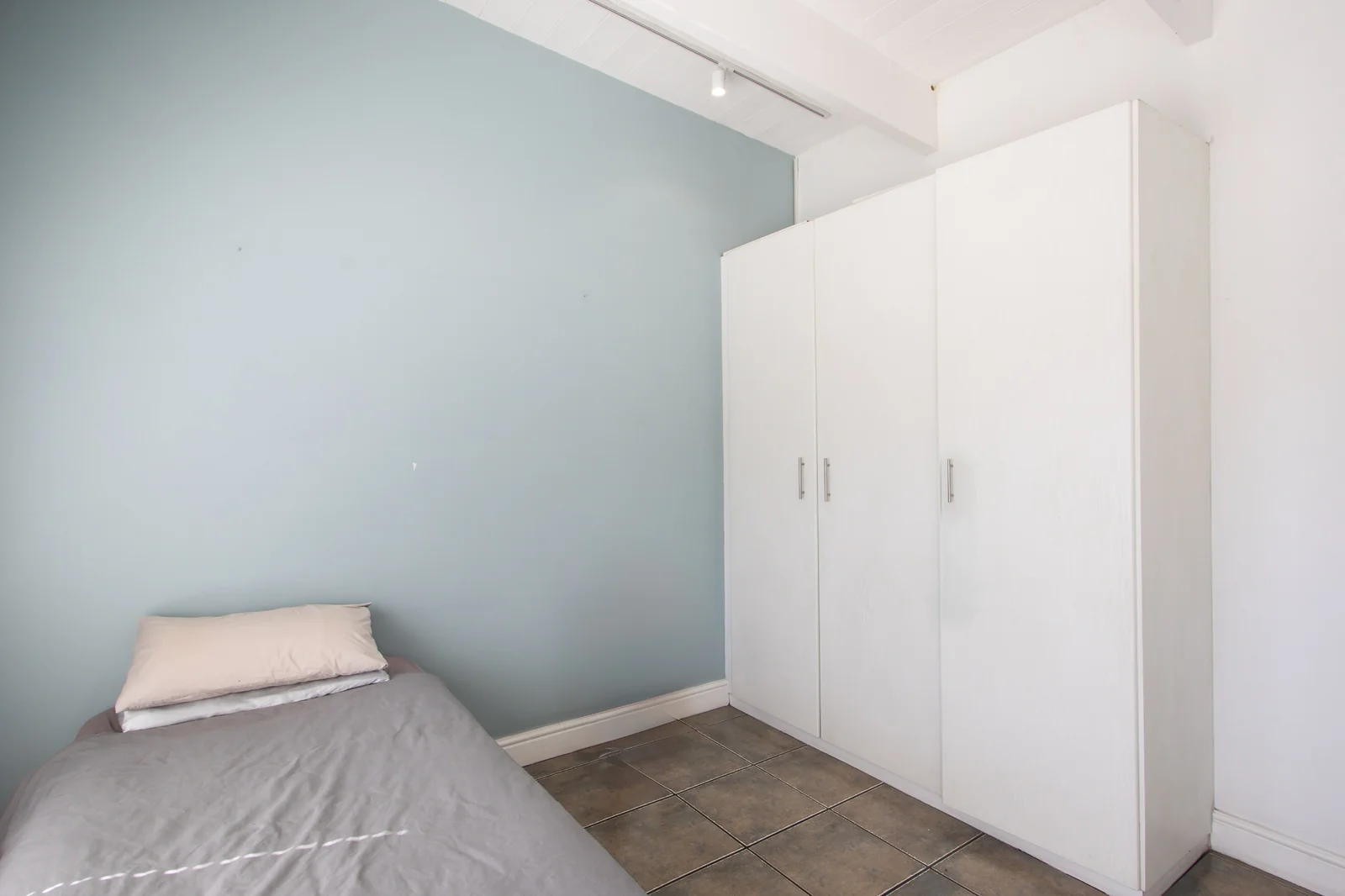 Walk to Everything: Spacious 2-Bed Apartment Off Dorp Street