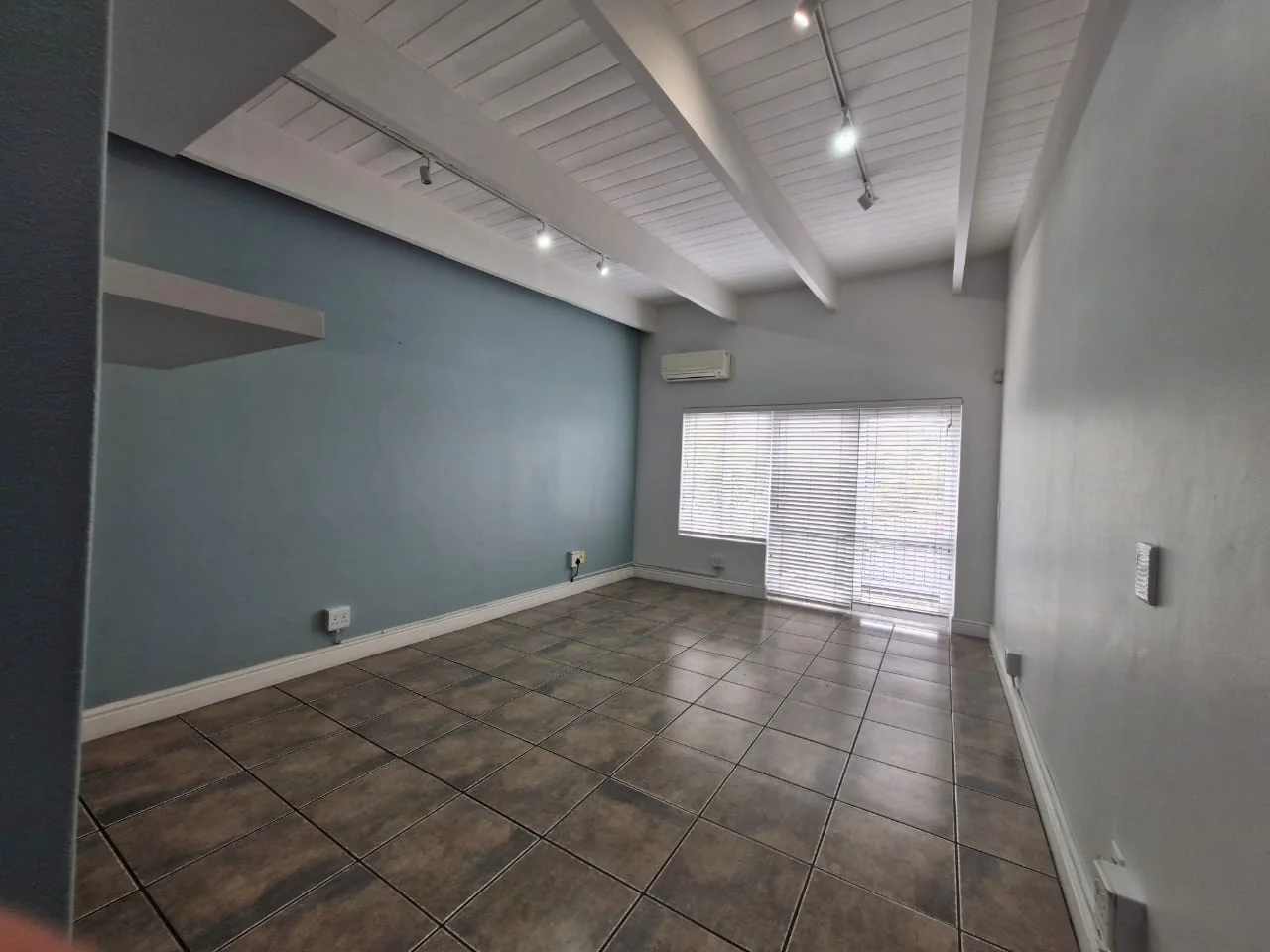 Walk to Everything: Spacious 2-Bed Apartment Off Dorp Street