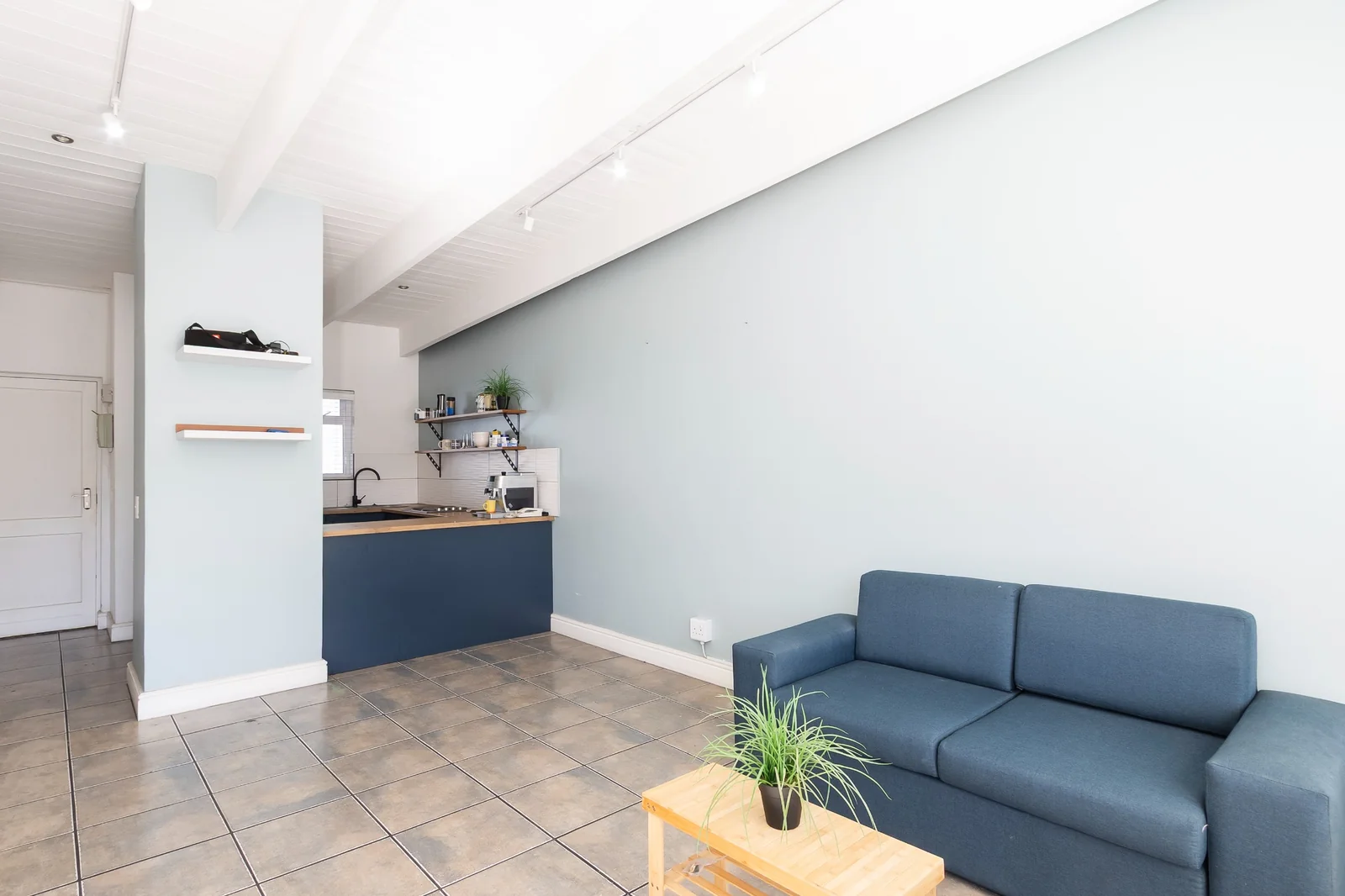 Walk to Everything: Spacious 2-Bed Apartment Off Dorp Street