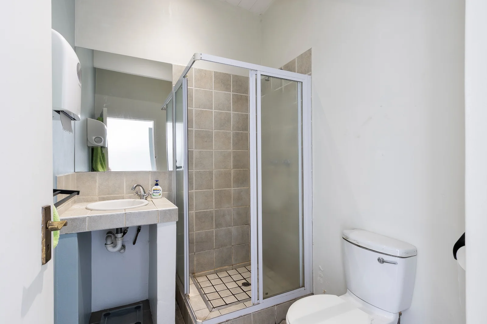 Walk to Everything: Spacious 2-Bed Apartment Off Dorp Street