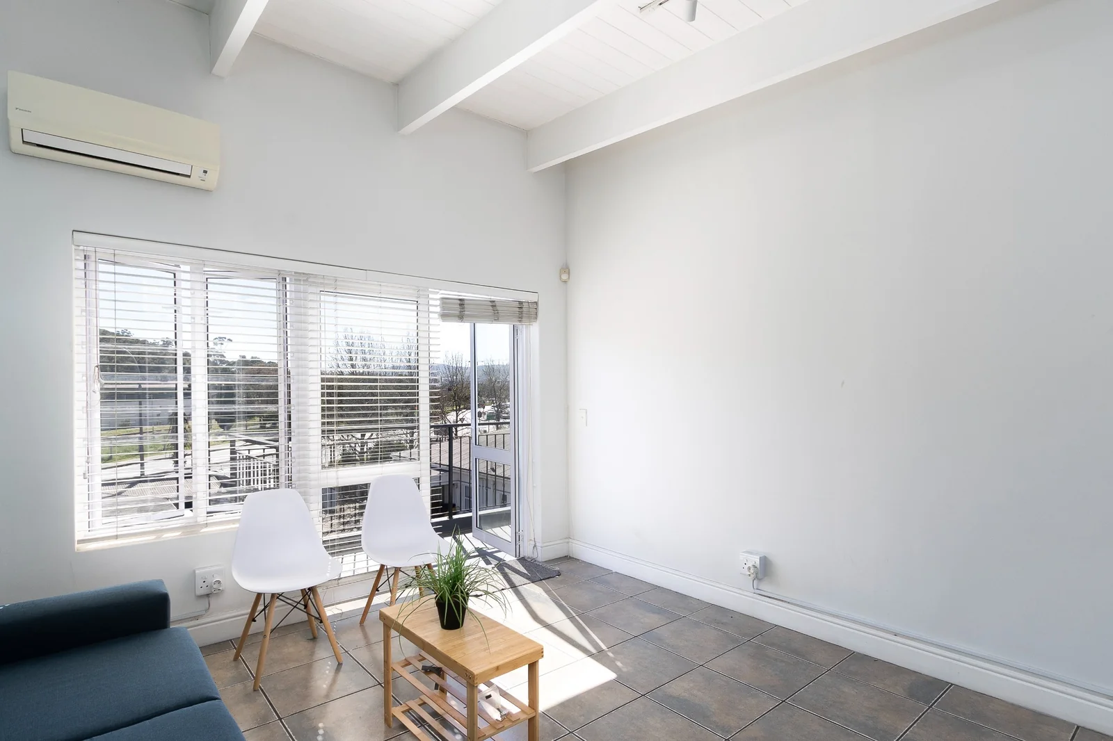 Walk to Everything: Spacious 2-Bed Apartment Off Dorp Street