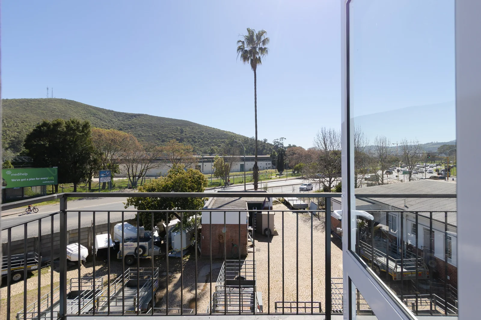 Walk to Everything: Spacious 2-Bed Apartment Off Dorp Street