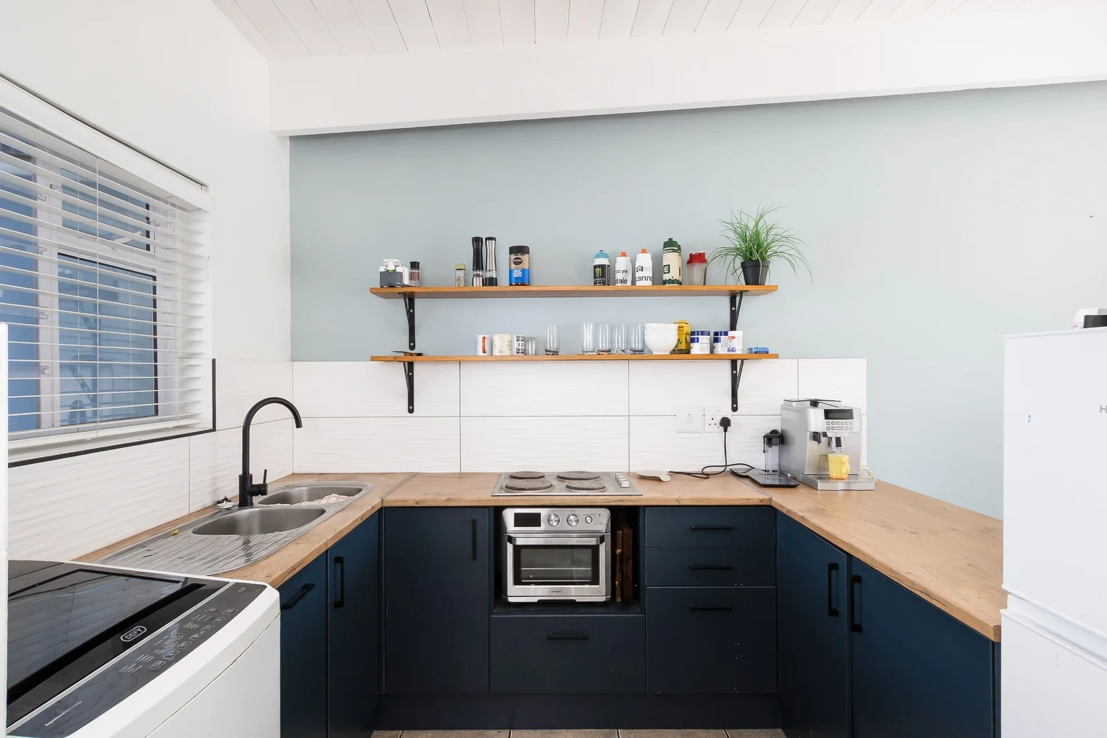 Walk to Everything: Spacious 2-Bed Apartment Off Dorp Street