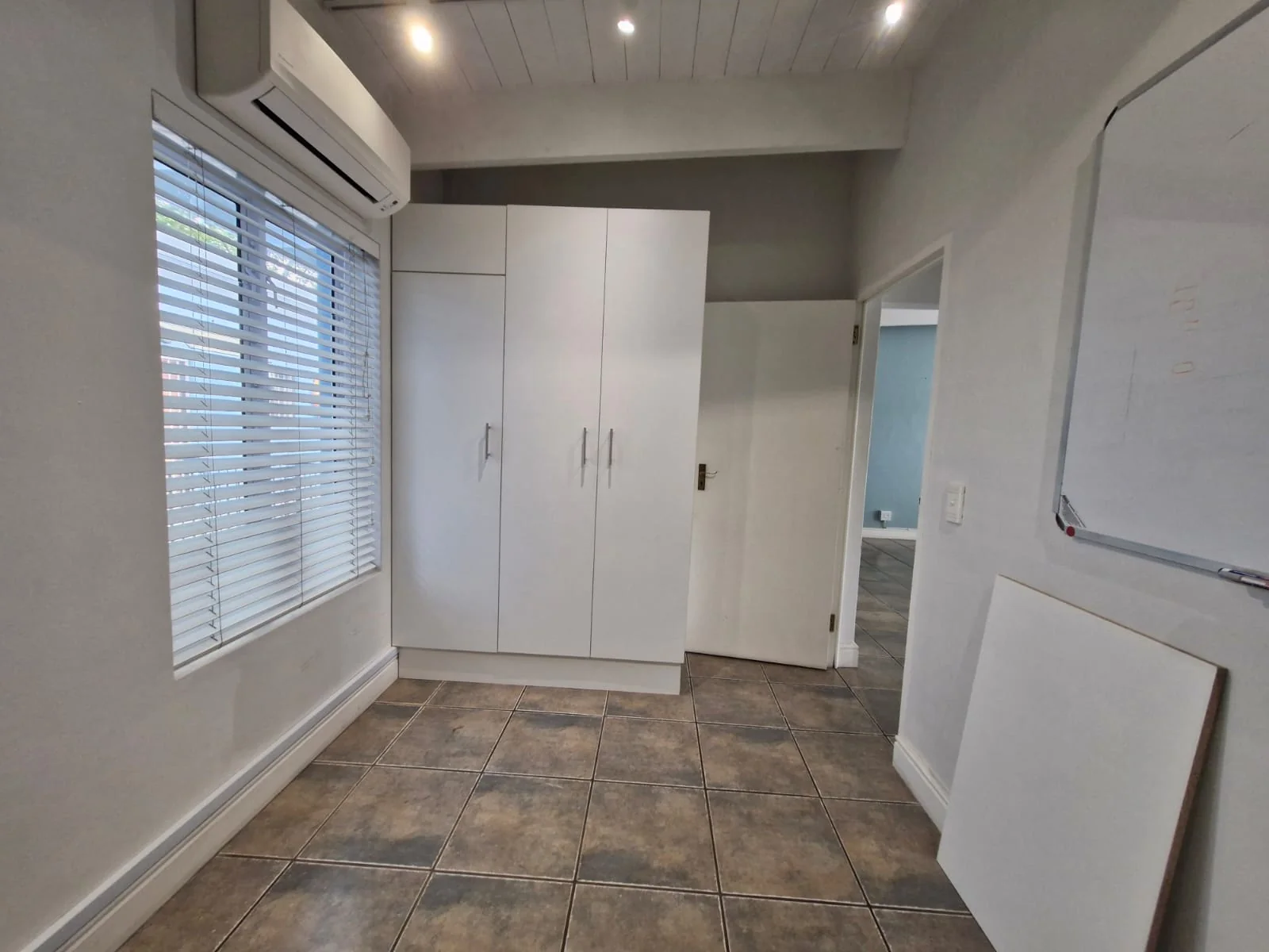 Walk to Everything: Spacious 2-Bed Apartment Off Dorp Street