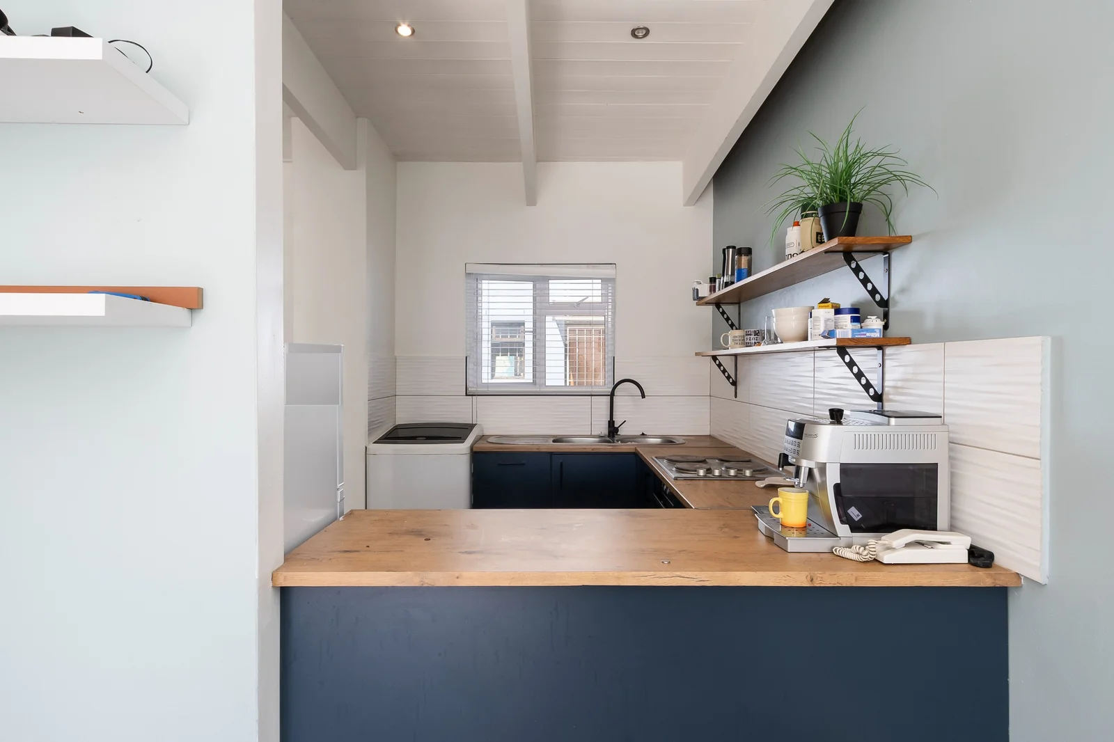 Walk to Everything: Spacious 2-Bed Apartment Off Dorp Street
