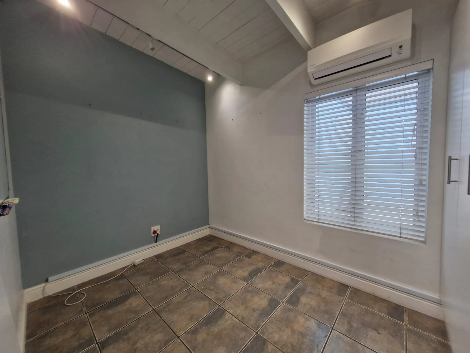 Walk to Everything: Spacious 2-Bed Apartment Off Dorp Street