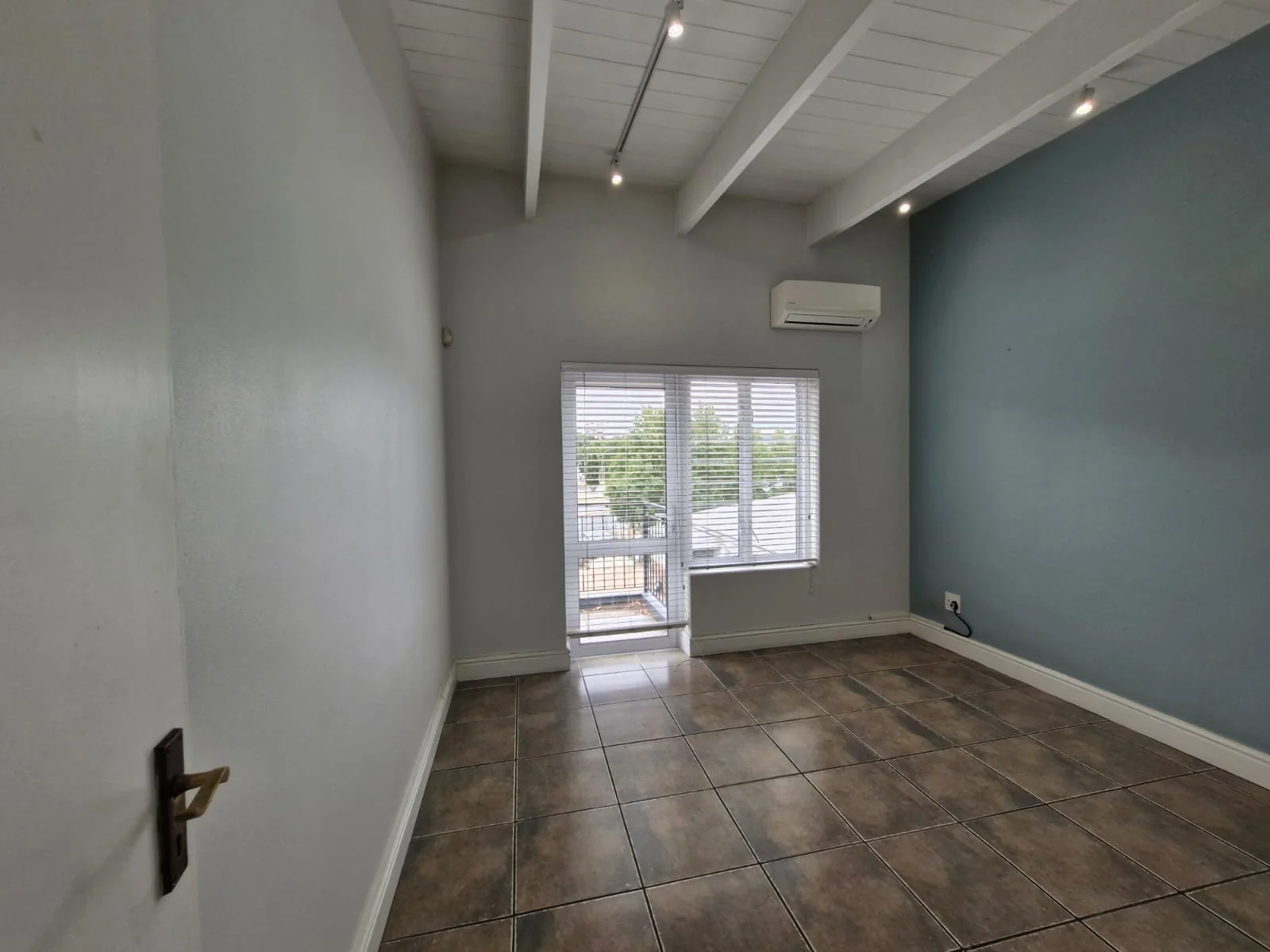 Walk to Everything: Spacious 2-Bed Apartment Off Dorp Street