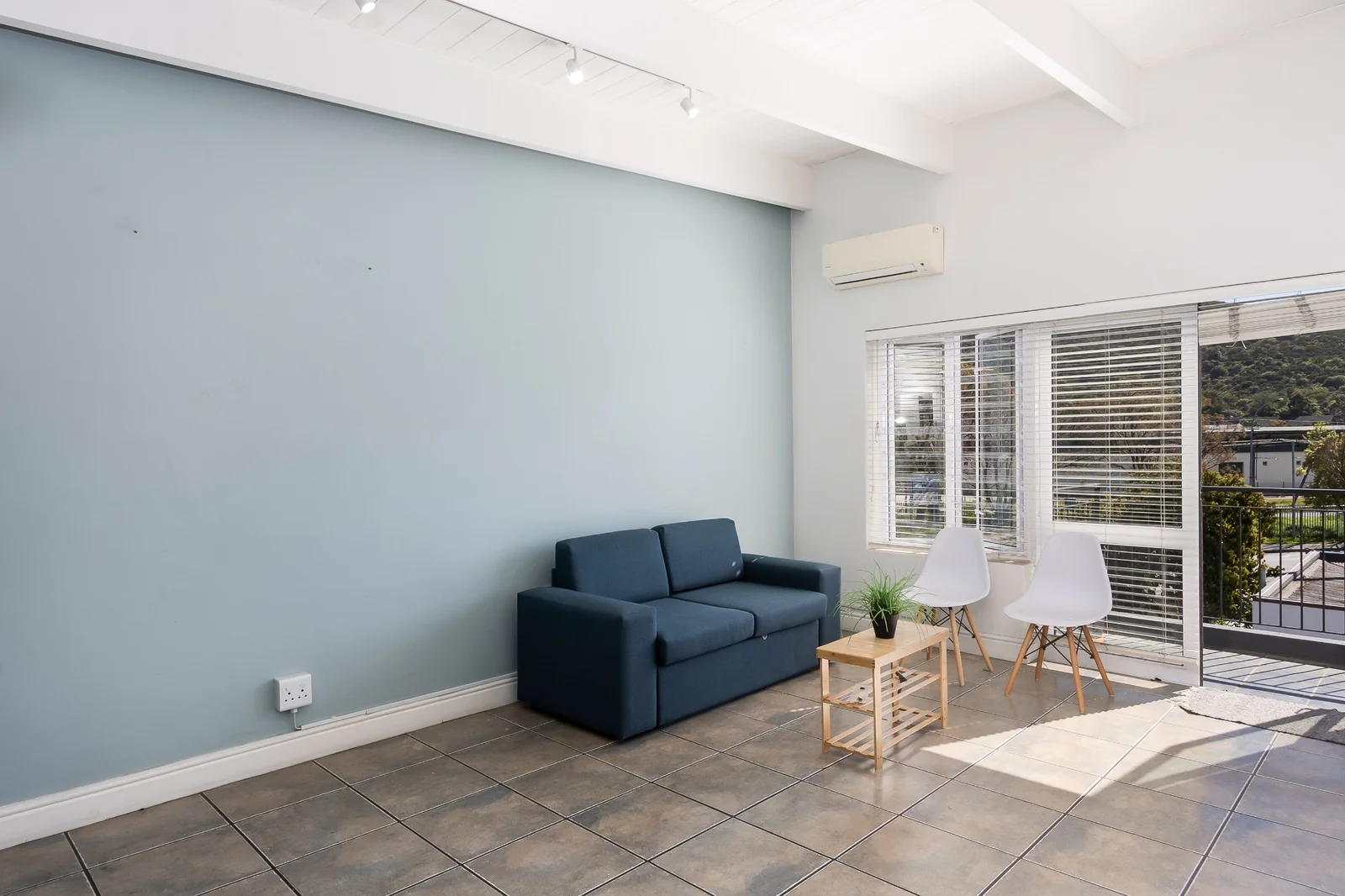 Walk to Everything: Spacious 2-Bed Apartment Off Dorp Street
