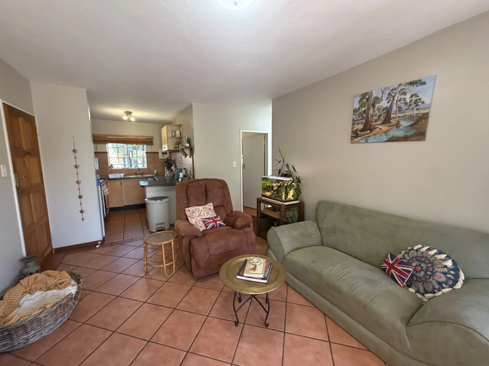 NEW LISTING ...... STARTER DREAM!
