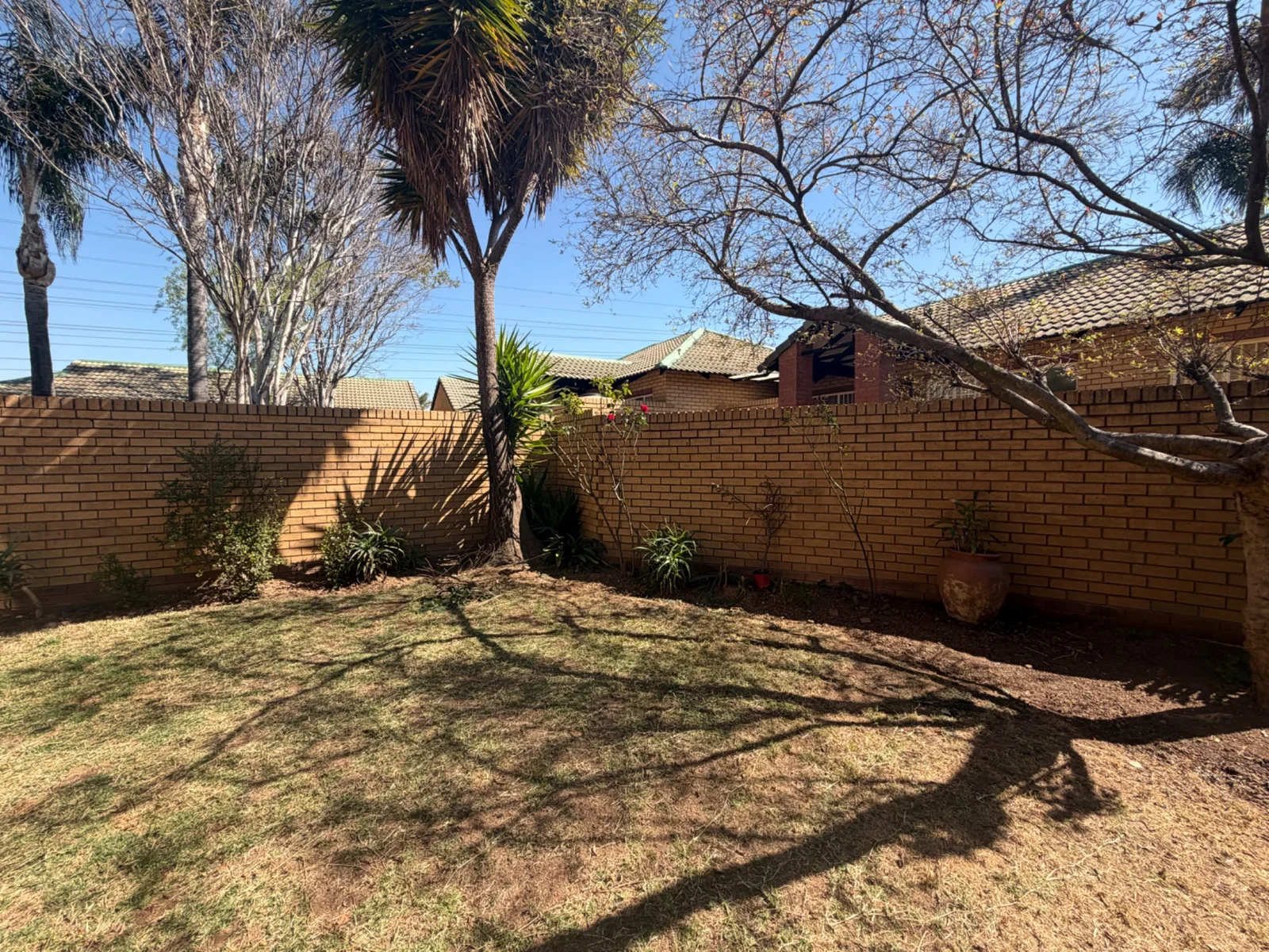 NEW LISTING ...... STARTER DREAM!