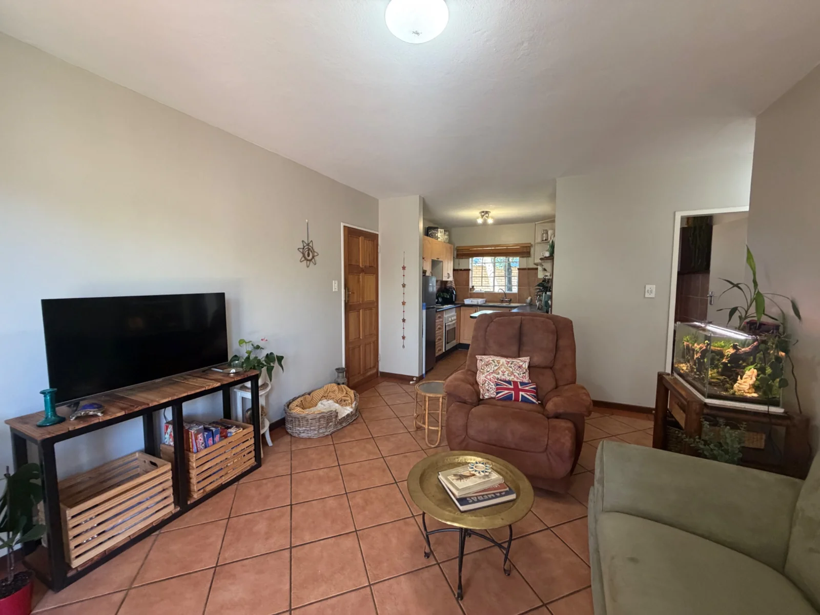 NEW LISTING ...... STARTER DREAM!