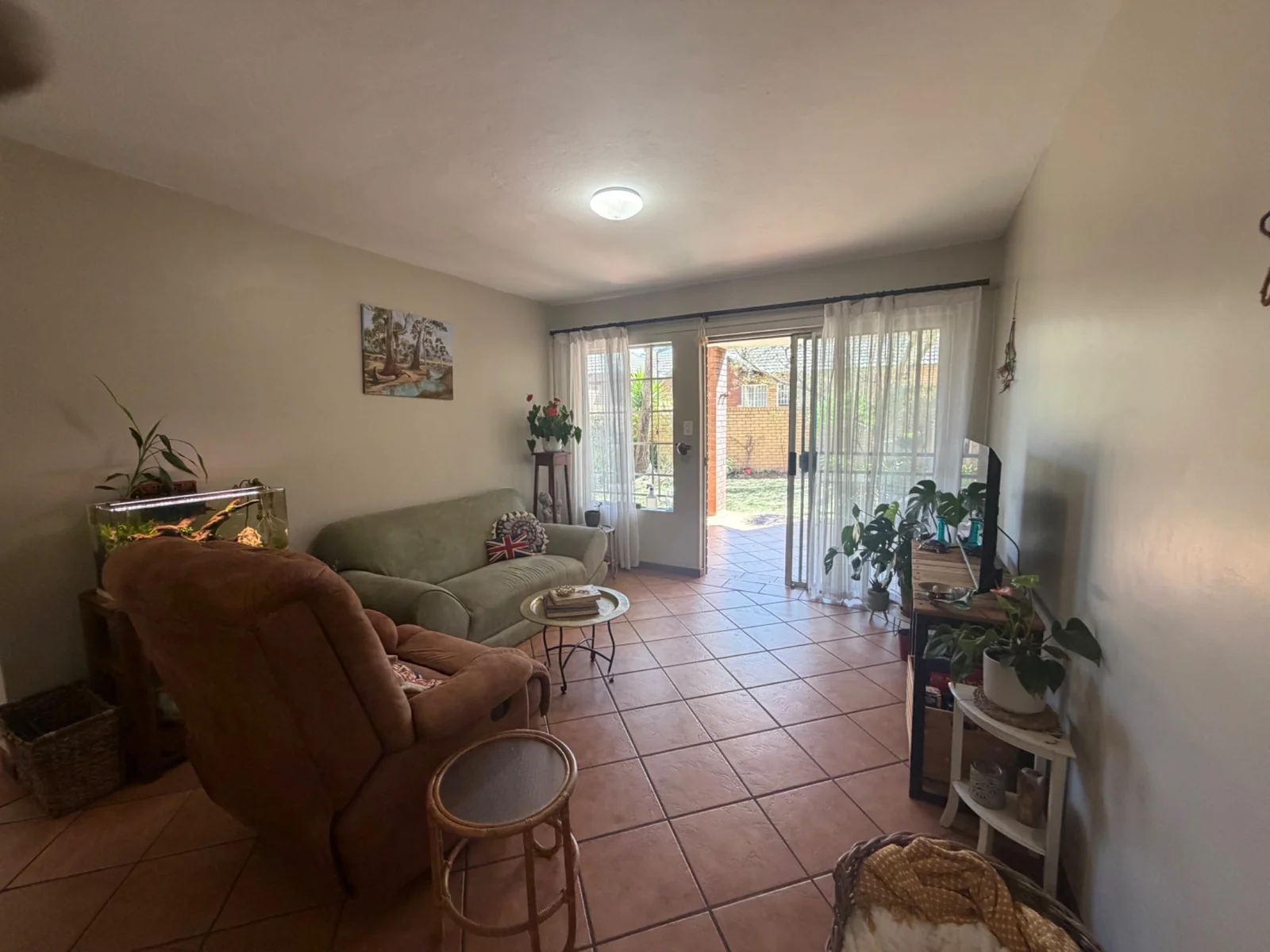 NEW LISTING ...... STARTER DREAM!