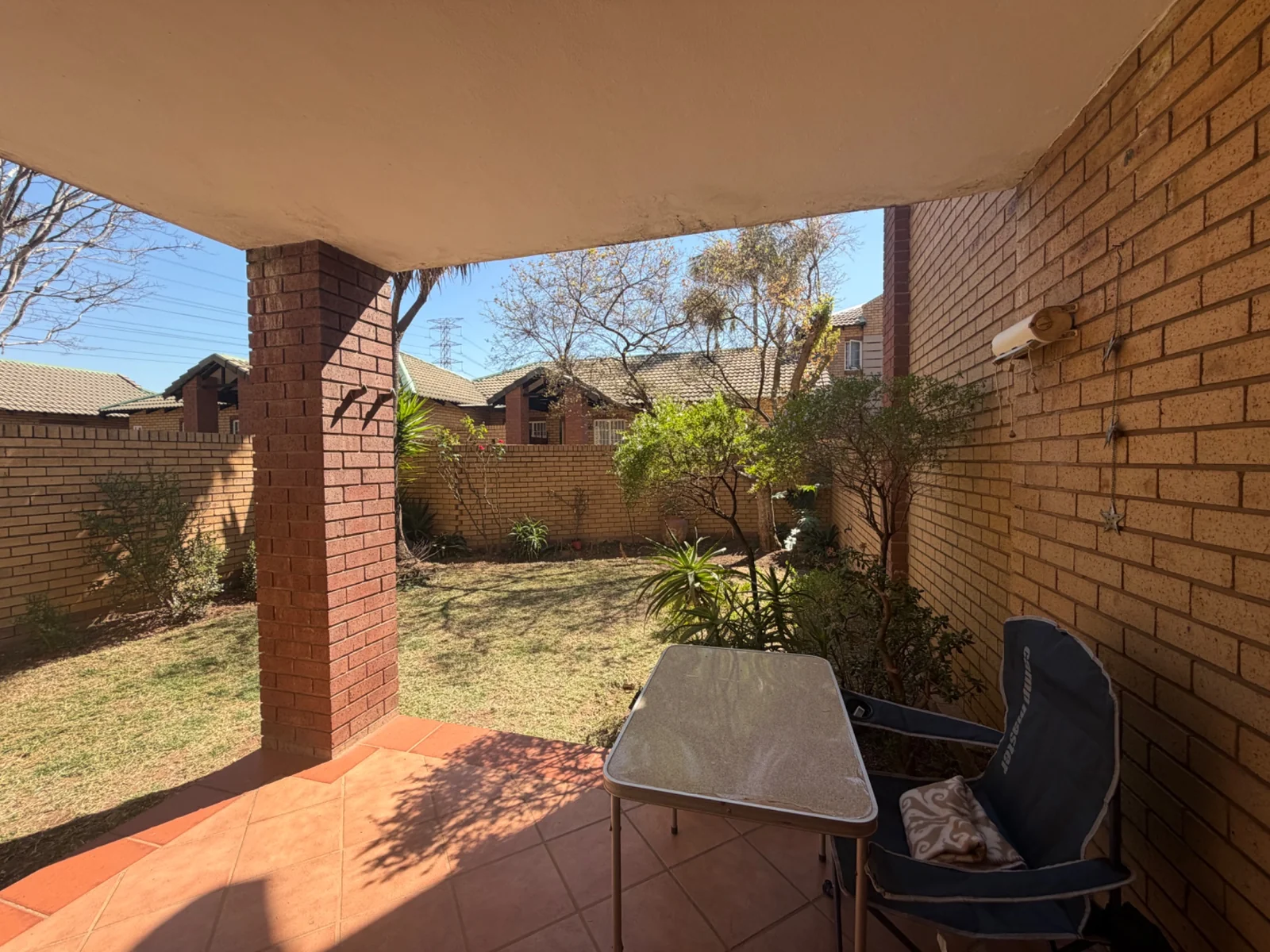 NEW LISTING ...... STARTER DREAM!