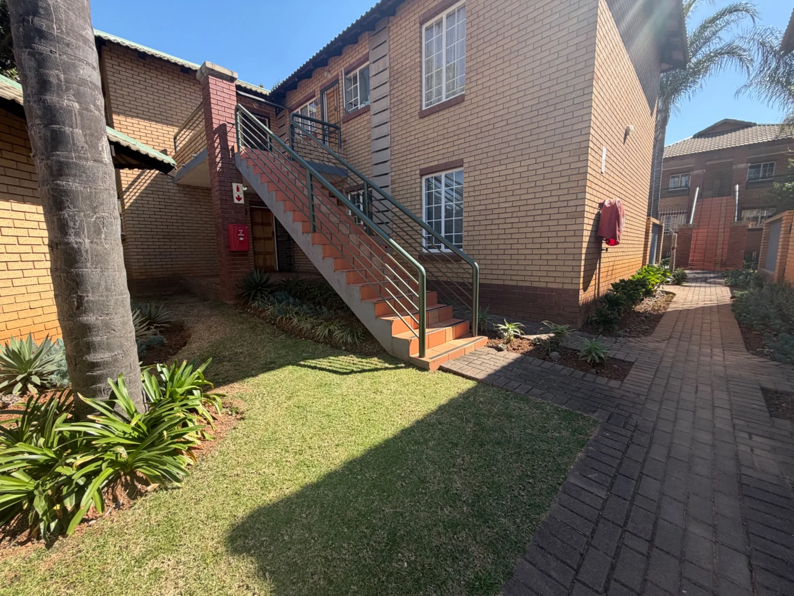 NEW LISTING ...... STARTER DREAM!