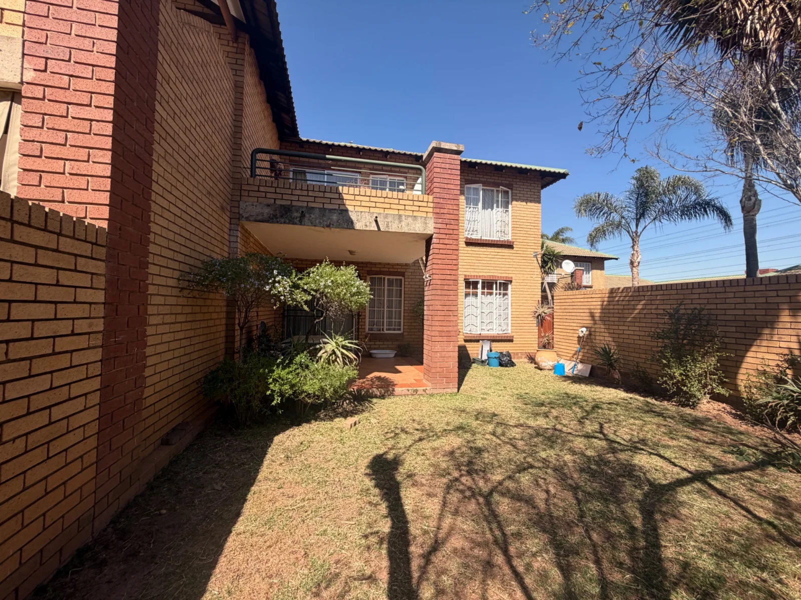 NEW LISTING ...... STARTER DREAM!