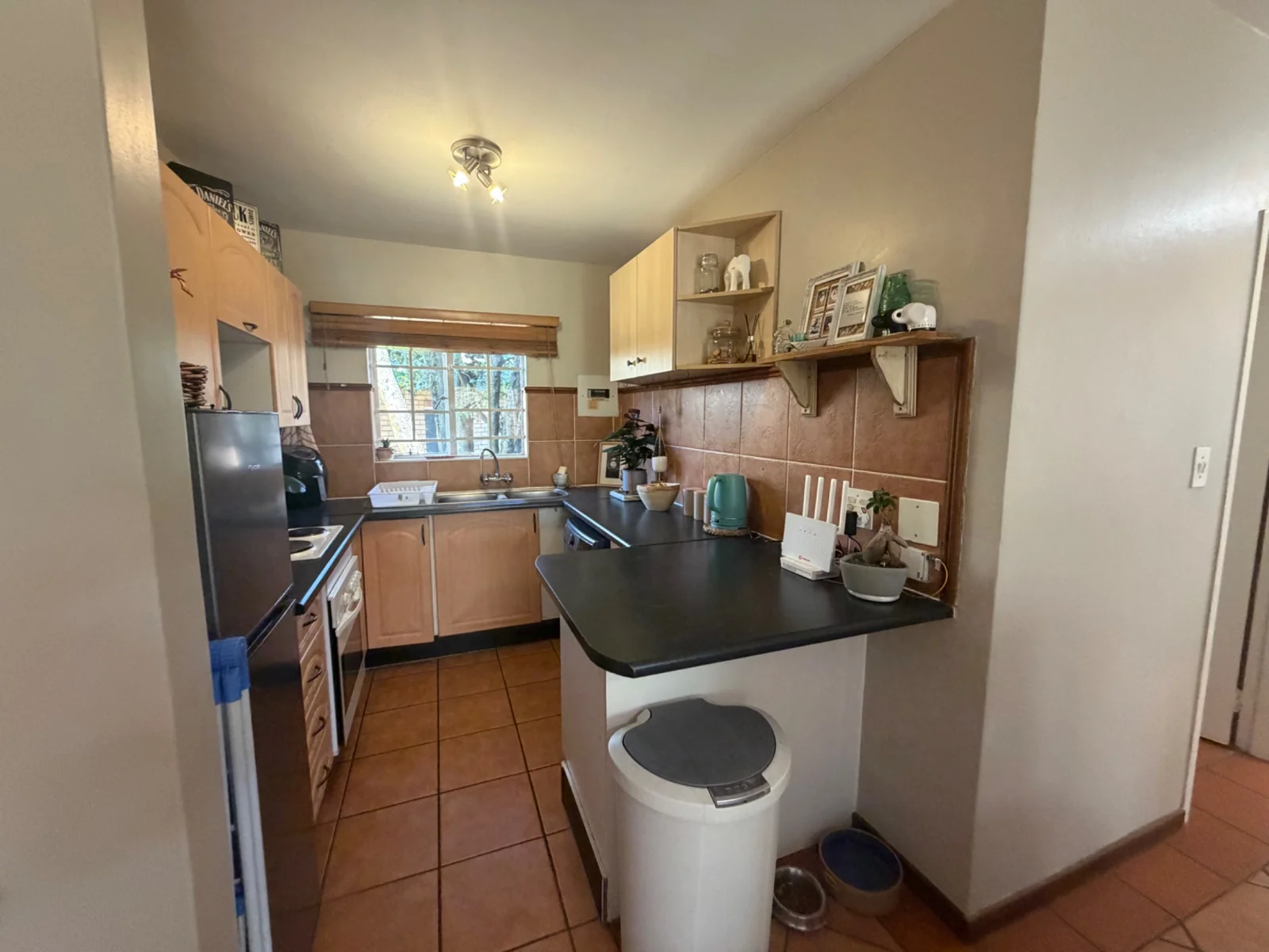 NEW LISTING ...... STARTER DREAM!