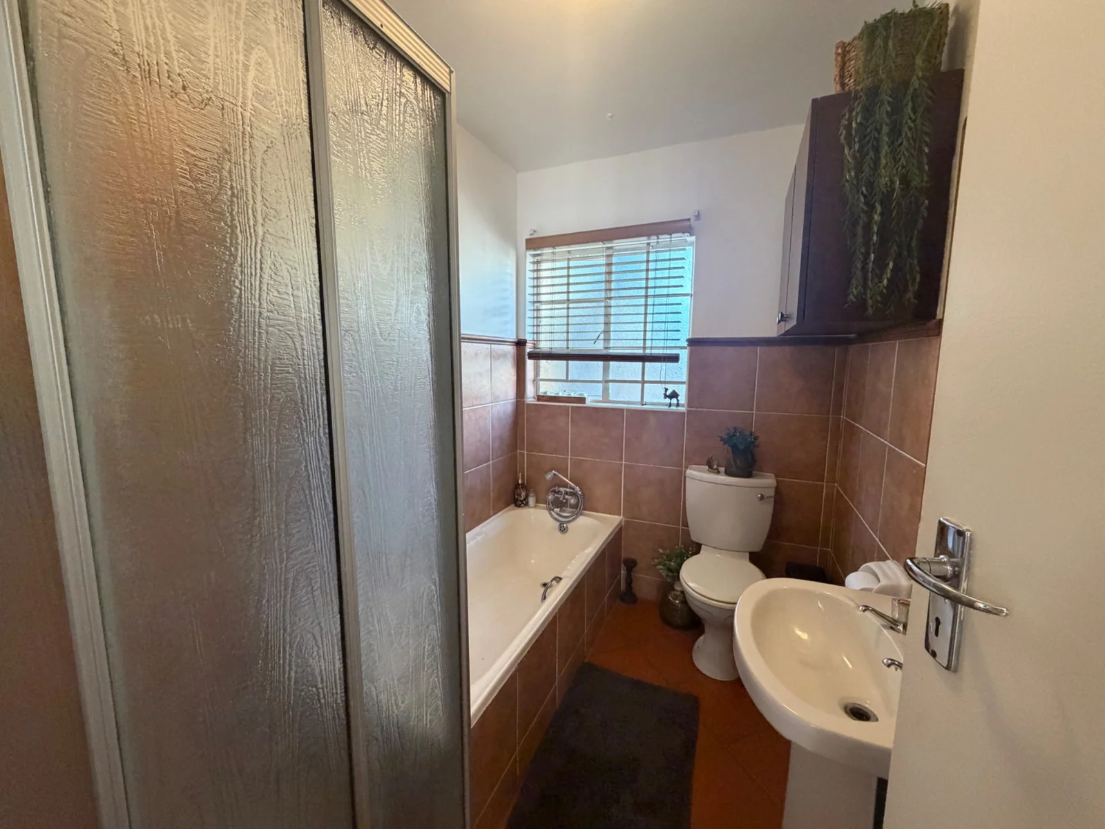 NEW LISTING ...... STARTER DREAM!