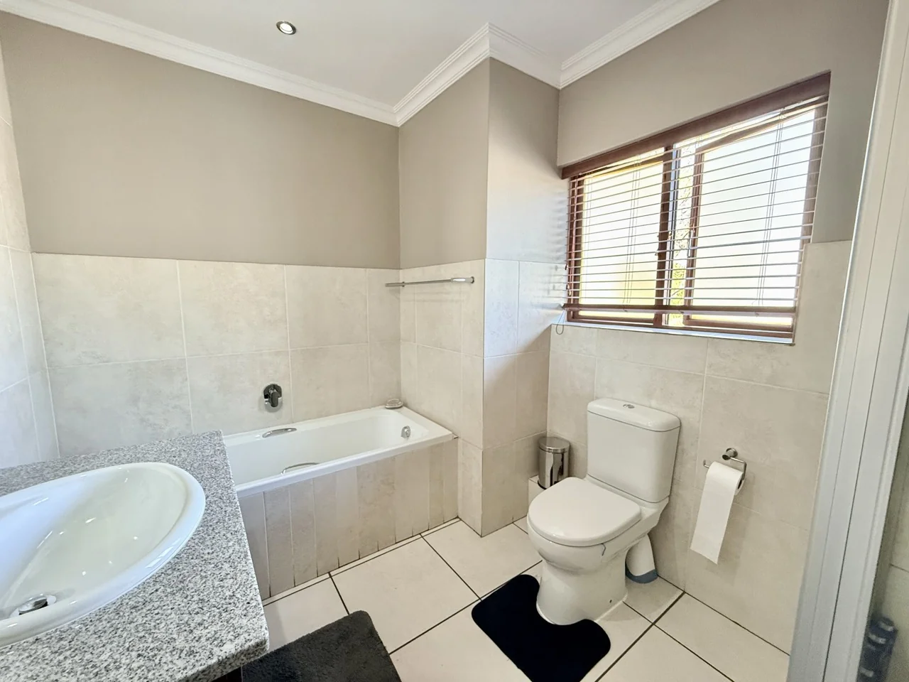 3 BEDROOM TOWNHOUSE FOR RENT IN HERITAGE HILL ESTATE