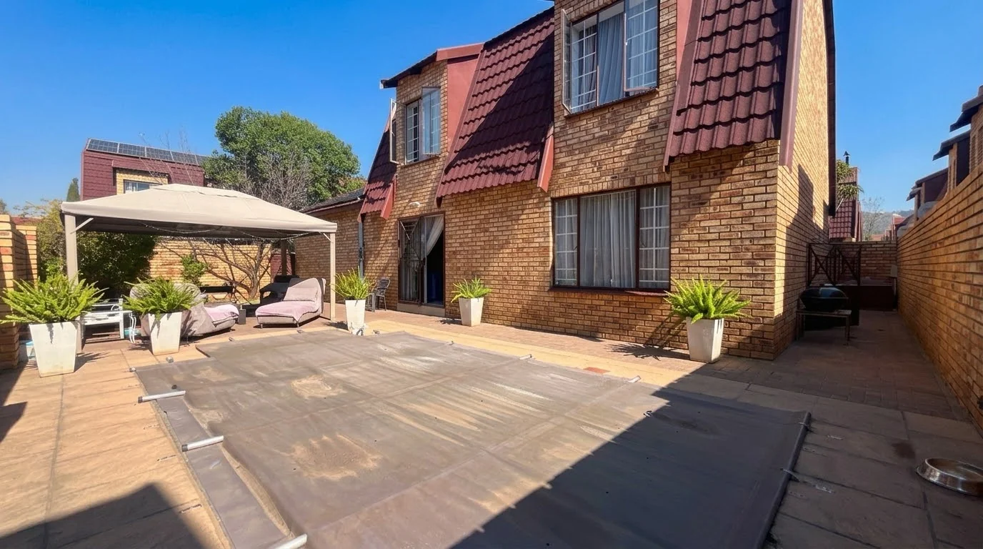 4 Bedroom Townhouse with Private Pool in Ruimsig Manor