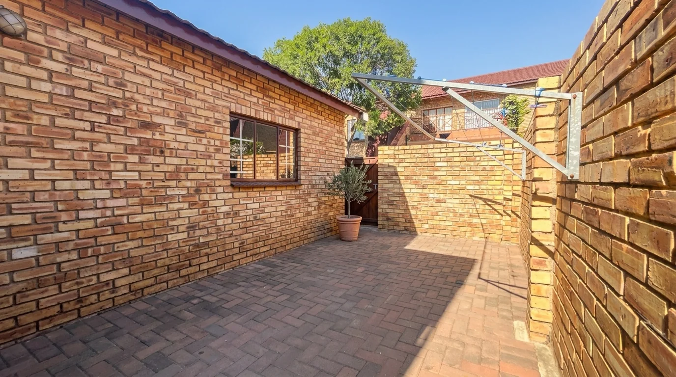 4 Bedroom Townhouse with Private Pool in Ruimsig Manor