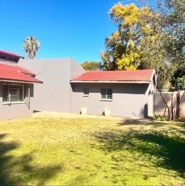 Beautiful 3 Bedroom home with a spacious yard nestled in the peaceful streets of Brackendowns.
