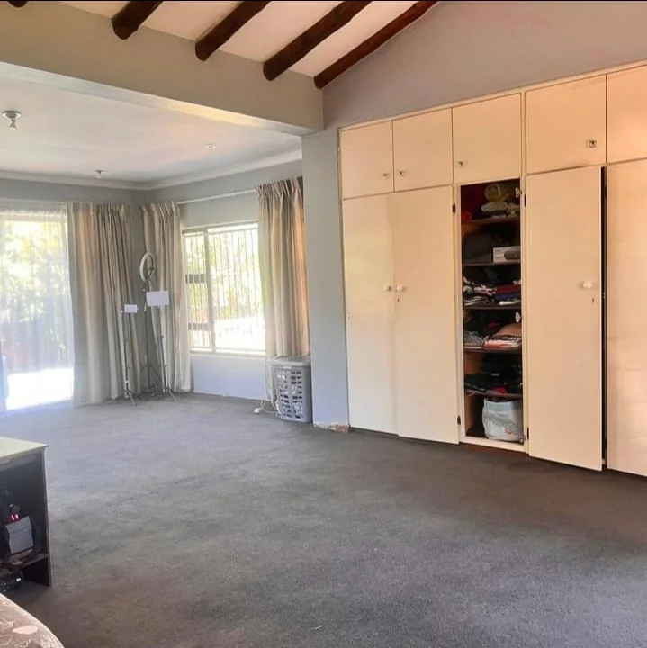 Beautiful 3 Bedroom home with a spacious yard nestled in the peaceful streets of Brackendowns.