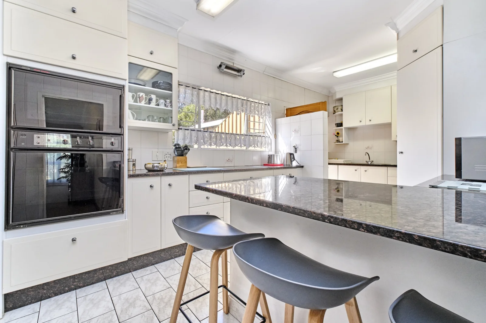 6 Bedroom, 4 bathroom home for sale in Constantia Kloof
