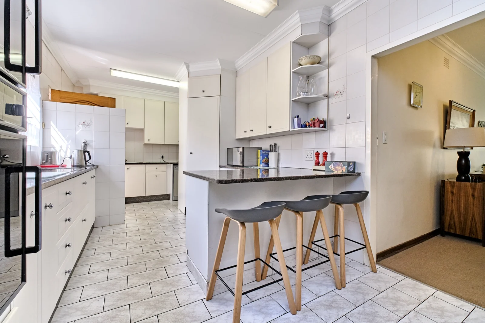 6 Bedroom, 4 bathroom home for sale in Constantia Kloof