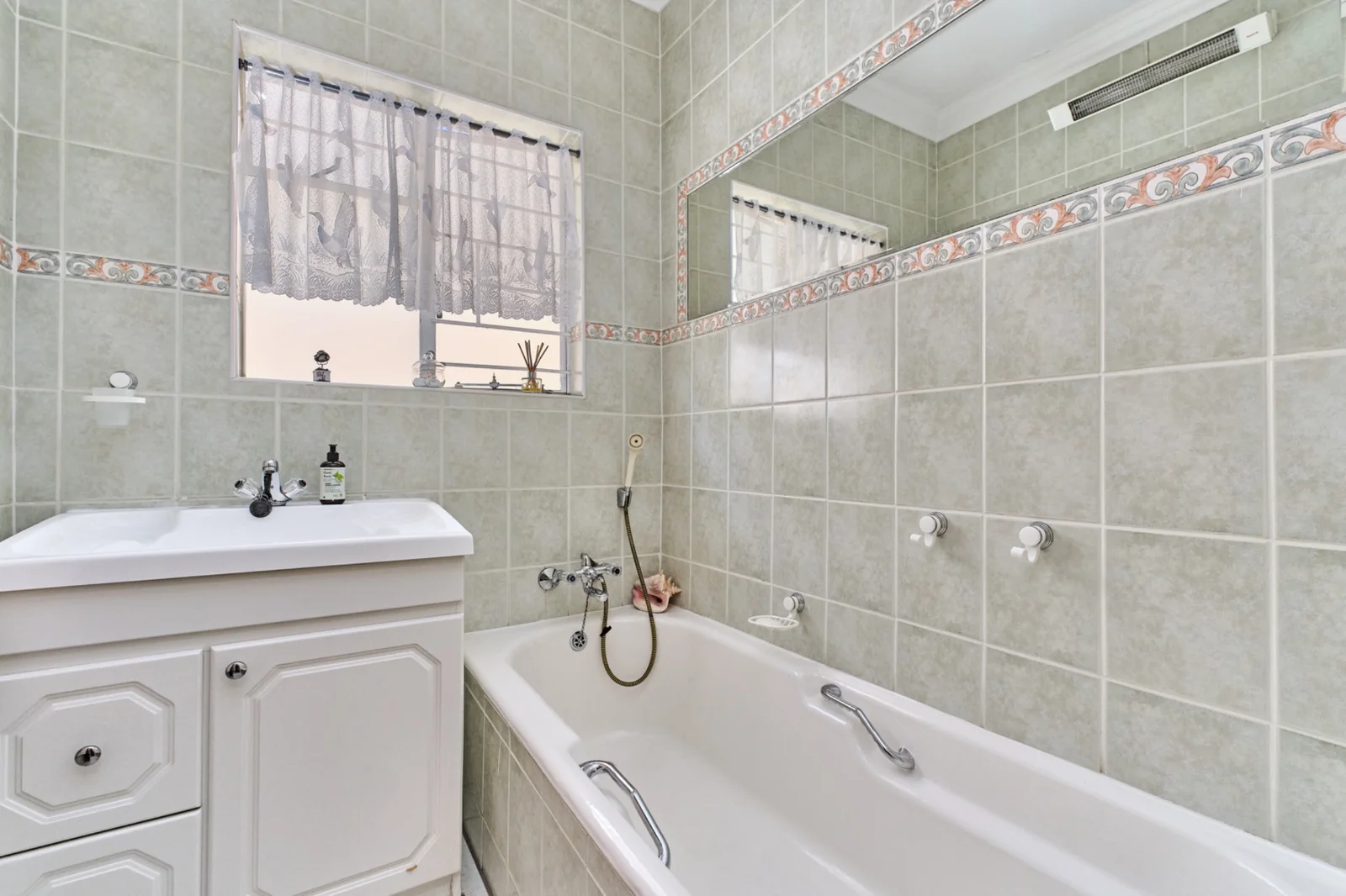 6 Bedroom, 4 bathroom home for sale in Constantia Kloof