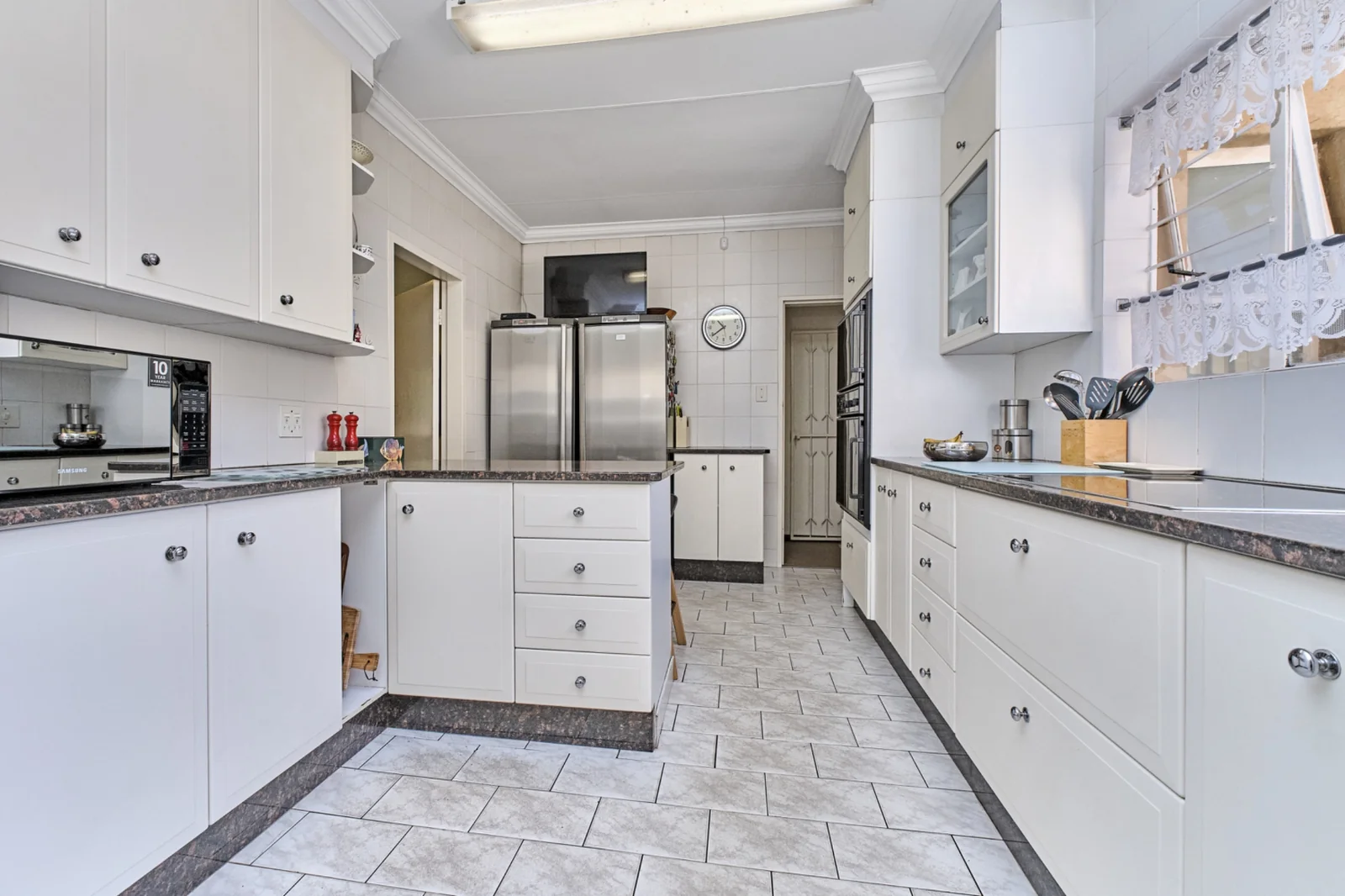 6 Bedroom, 4 bathroom home for sale in Constantia Kloof