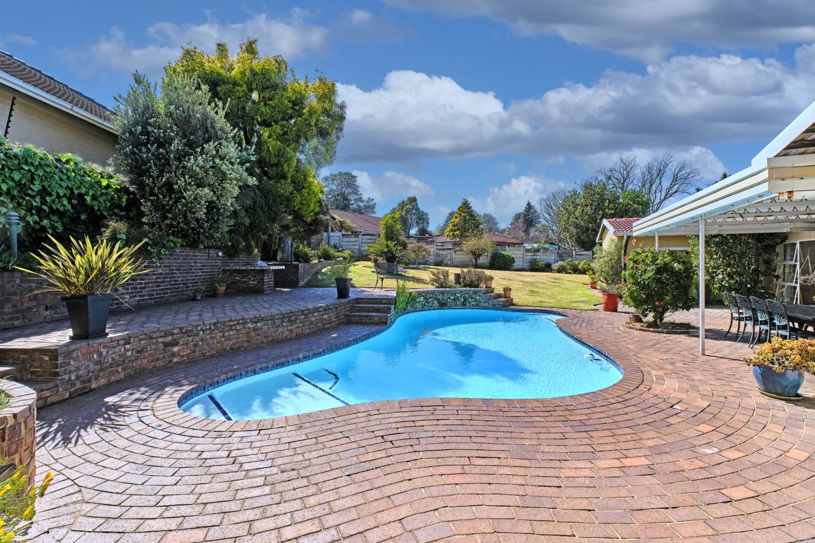 6 Bedroom, 4 bathroom home for sale in Constantia Kloof