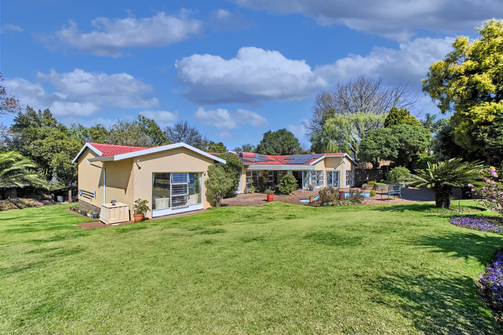 6 Bedroom, 4 bathroom home for sale in Constantia Kloof