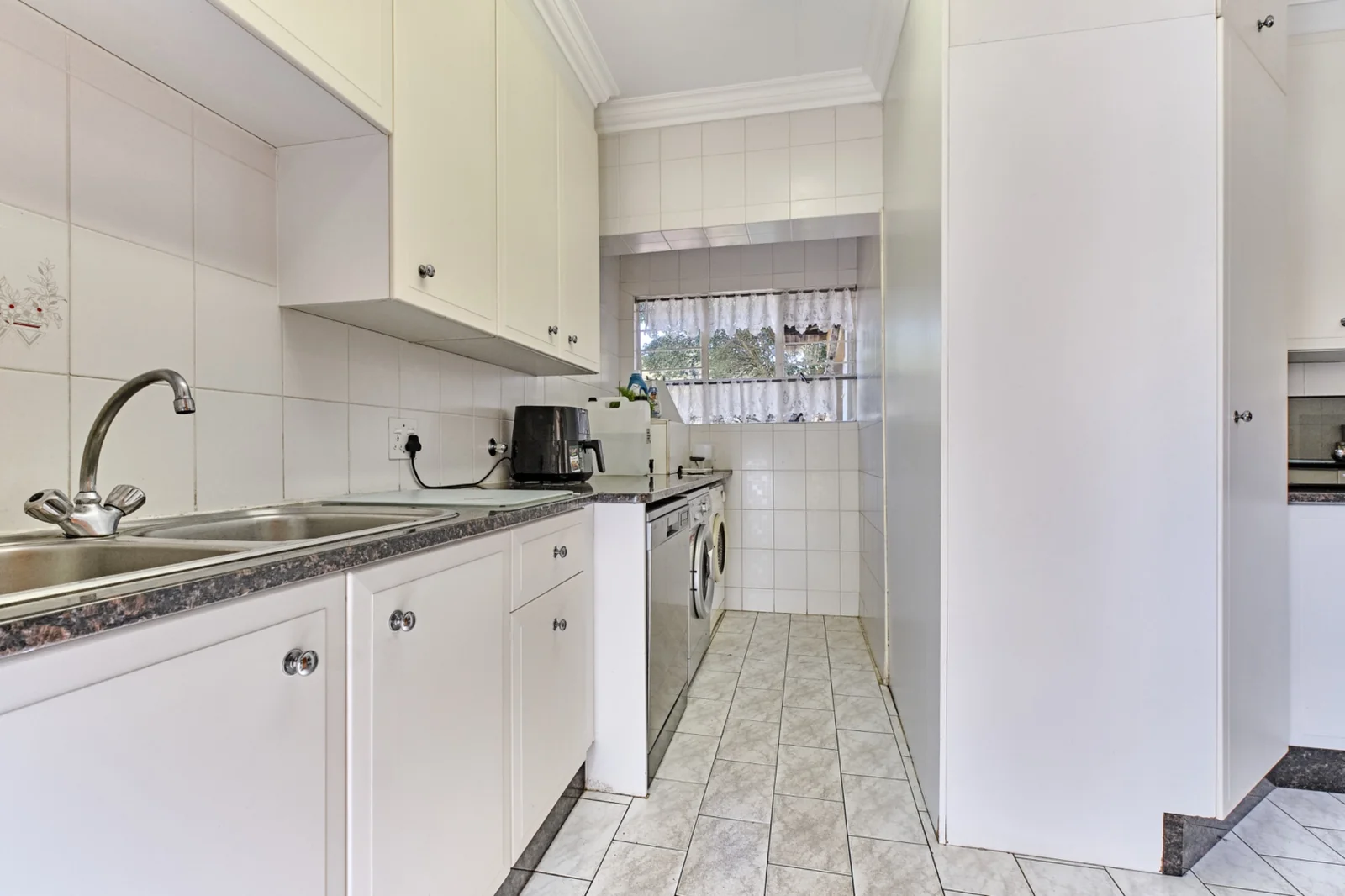 6 Bedroom, 4 bathroom home for sale in Constantia Kloof