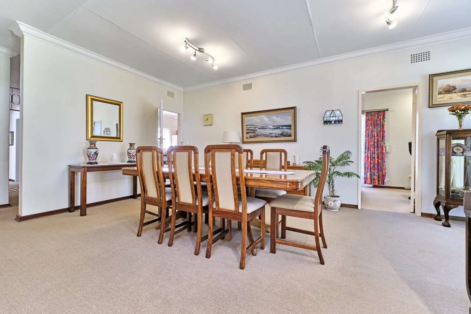 6 Bedroom, 4 bathroom home for sale in Constantia Kloof