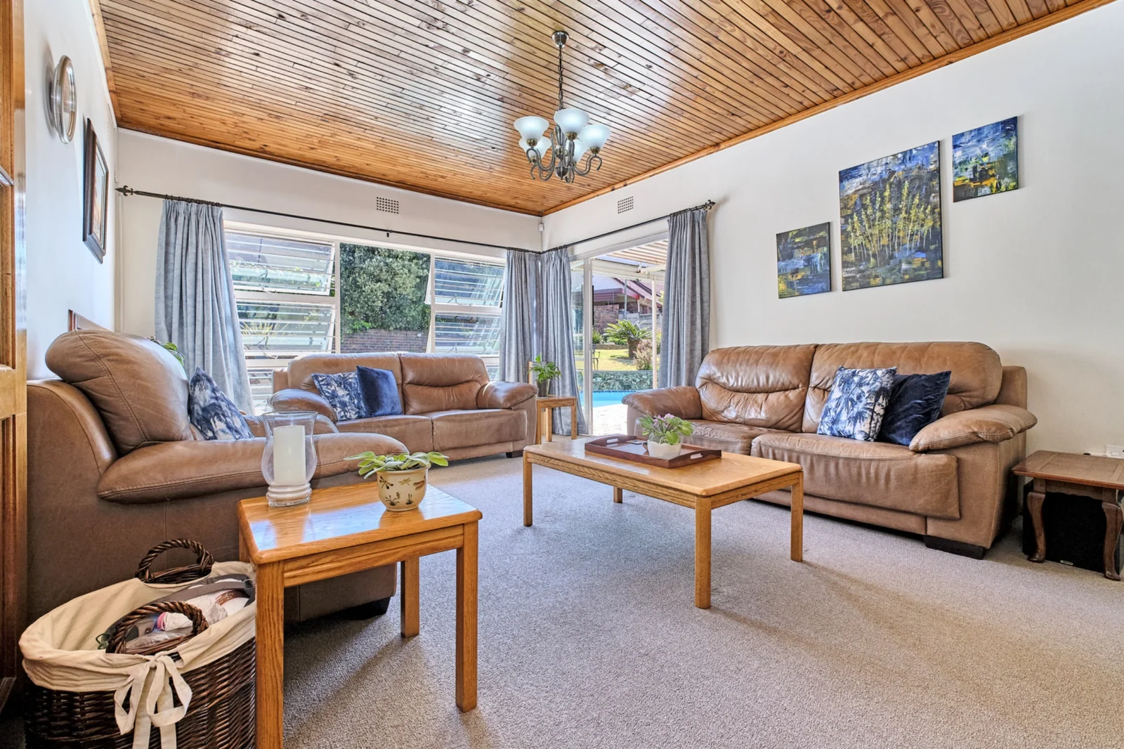 6 Bedroom, 4 bathroom home for sale in Constantia Kloof