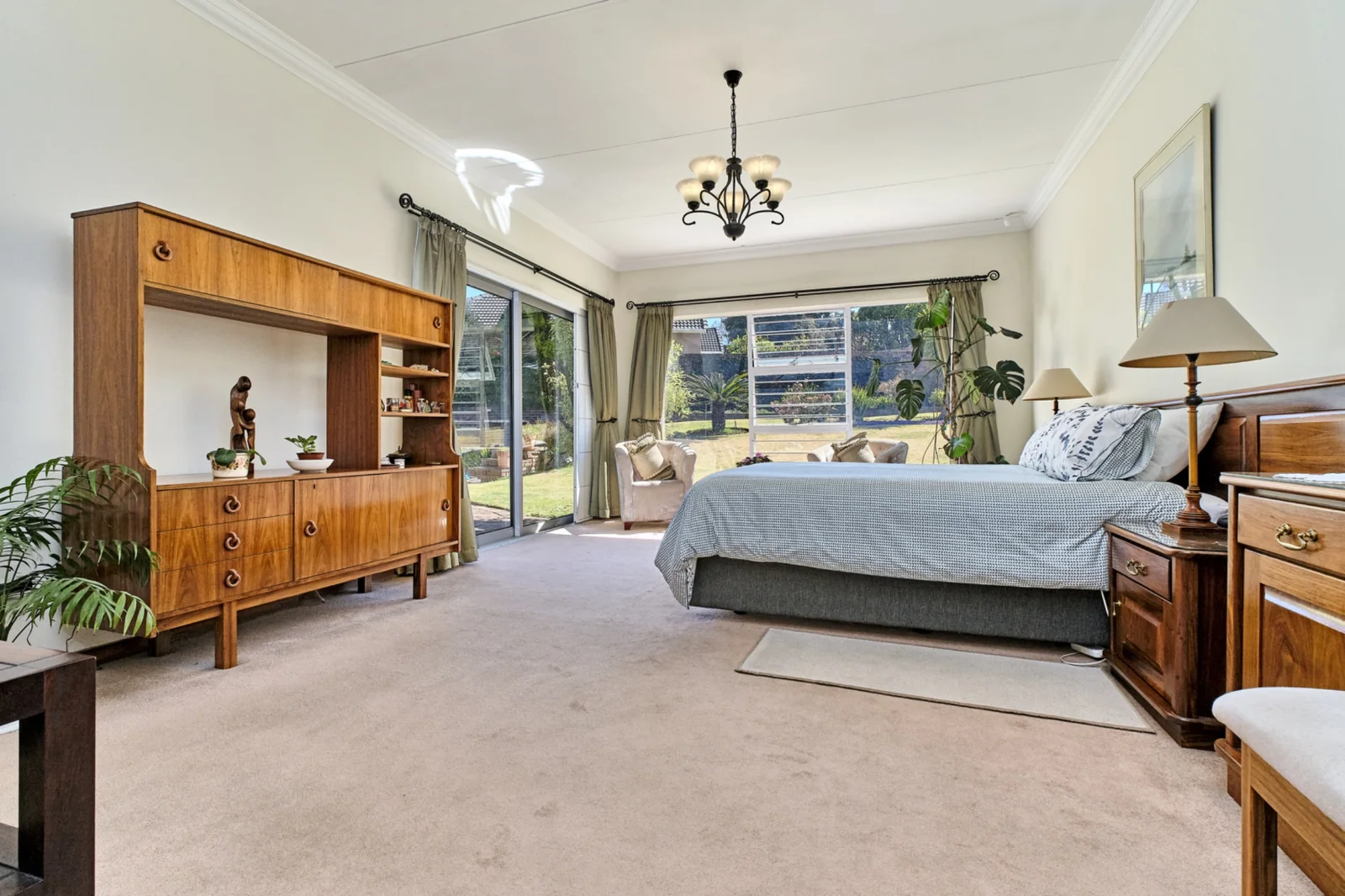 6 Bedroom, 4 bathroom home for sale in Constantia Kloof