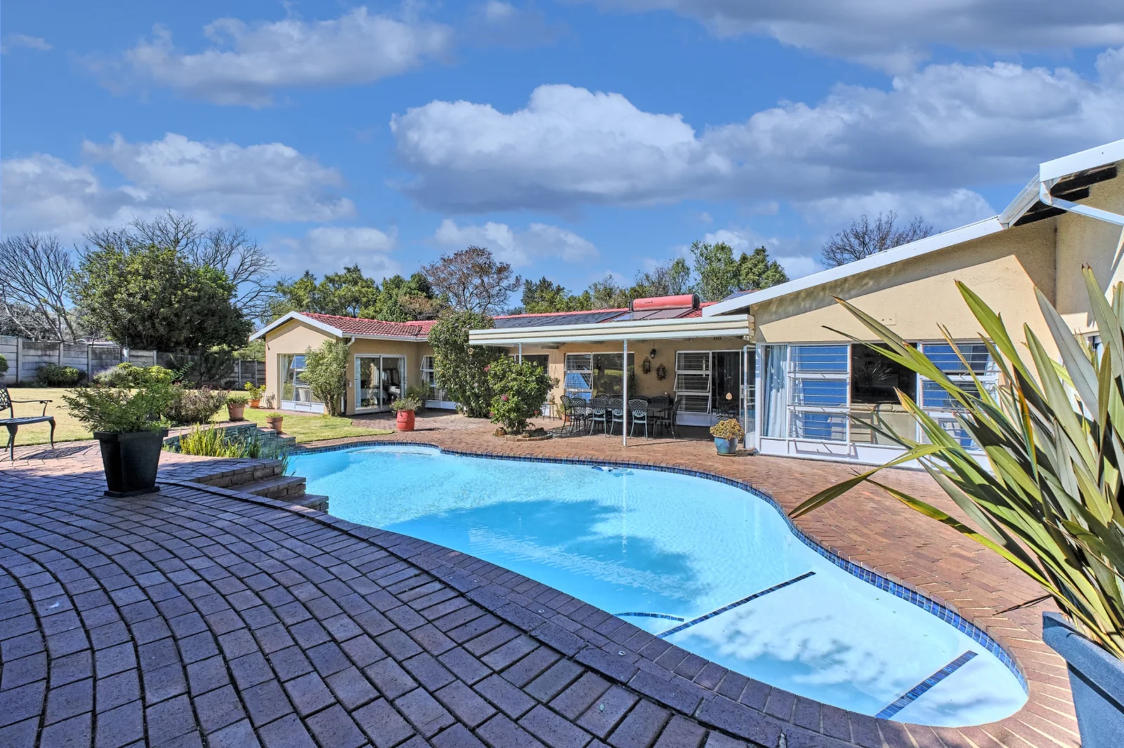 6 Bedroom, 4 bathroom home for sale in Constantia Kloof