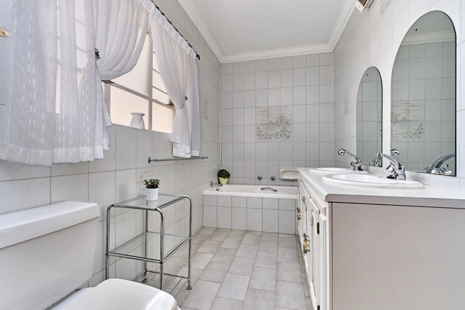 6 Bedroom, 4 bathroom home for sale in Constantia Kloof