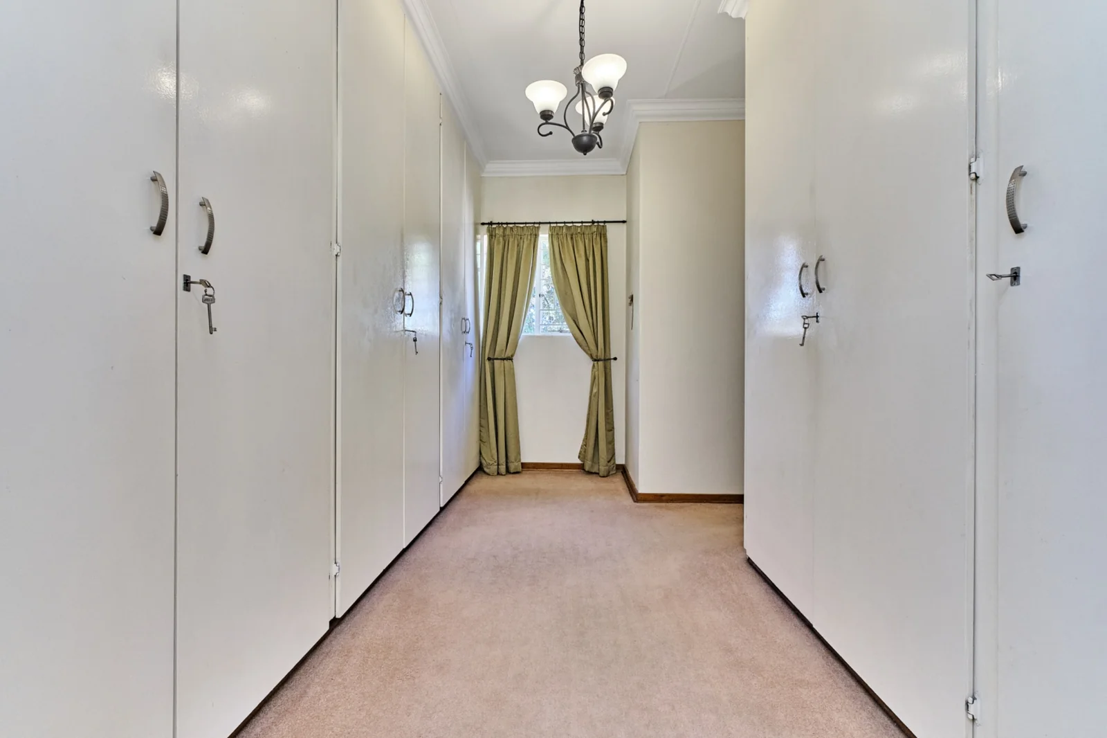 6 Bedroom, 4 bathroom home for sale in Constantia Kloof