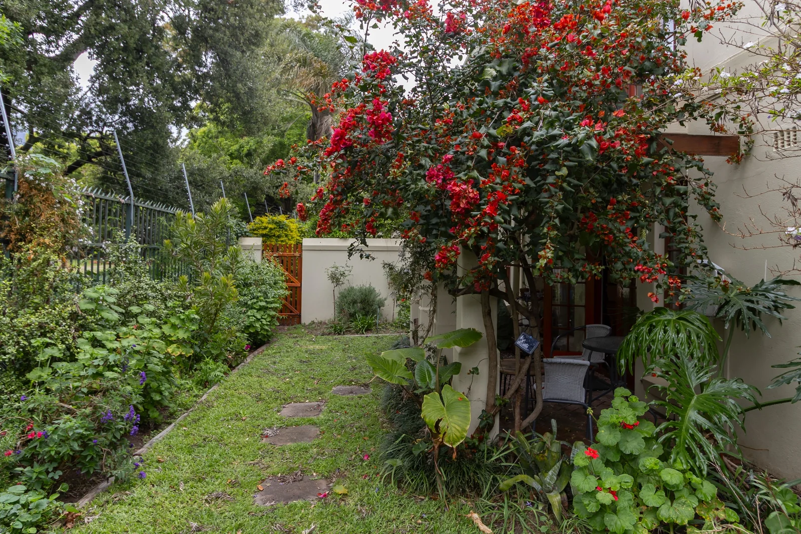 EXECUTIVE LIVING IN THE HEART OF OLD STELLENBOSCH