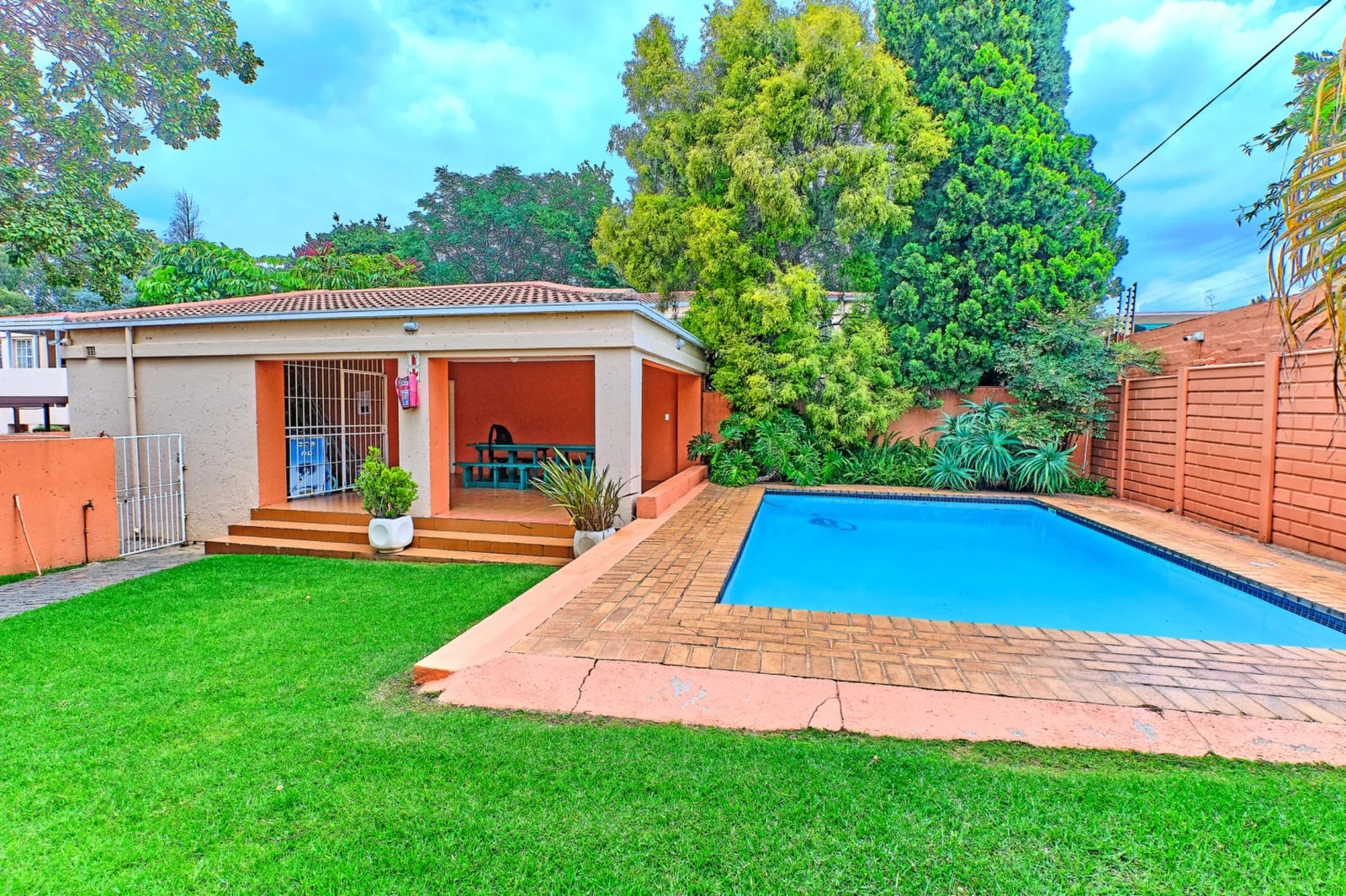 1 Bedroom, 1 bathroom apartment for Sale in Weltevreden Park