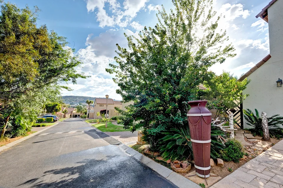 5 bedroom Home for sale in Radiokop/Strubensvalley