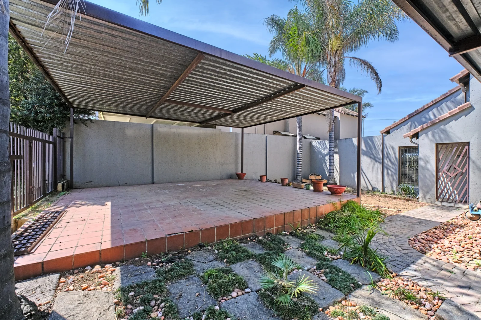 5 bedroom Home for sale in Radiokop/Strubensvalley