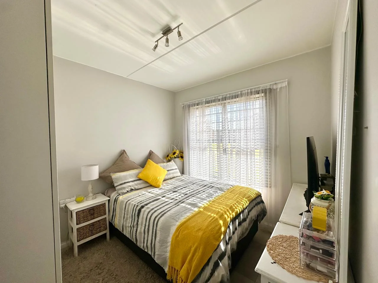 GROUND-FLOOR LIVING WITH SECURITY & CONVENIENCE IN SOUGHT-AFTER CLEARWATER VILLAGE